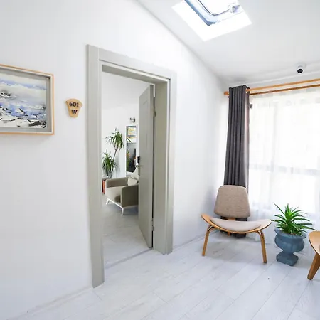 West House Exclusive גוג'ק