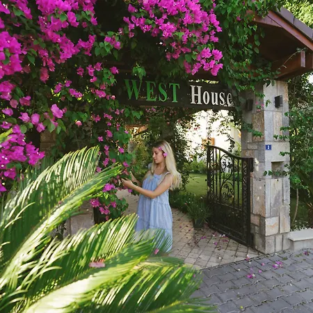 Szálloda West House Exclusive