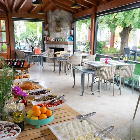 West House Exclusive Отель *