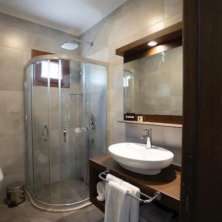 West House Exclusive Отель *